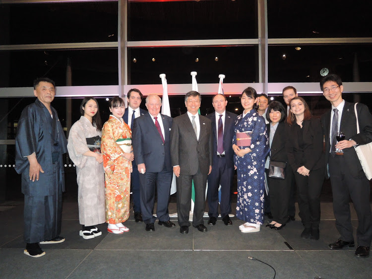 英国日本大使館との写真