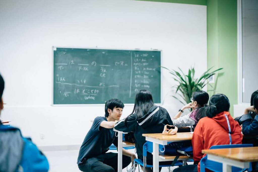 ベトナムで日本語を教えている写真