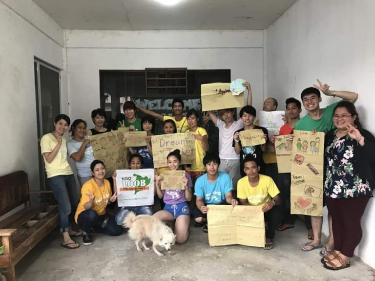 インターン先NGO職員さんとの集合写真