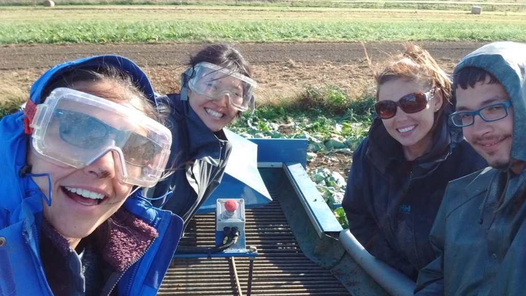 農家さんと農作業をする長尾さん