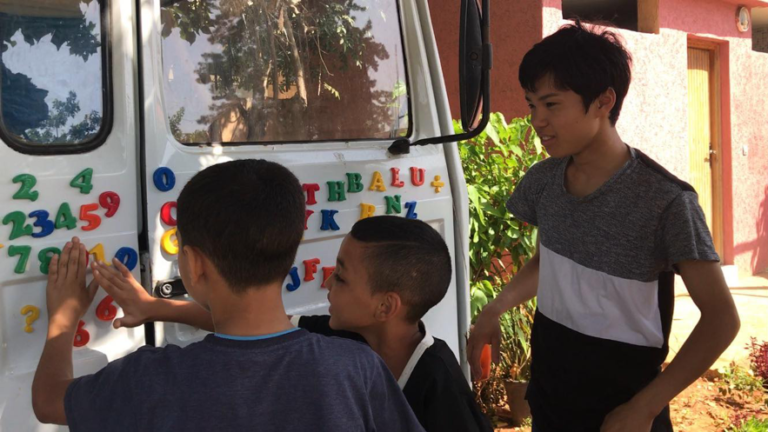 「伊藤」英語を教えている時の写真