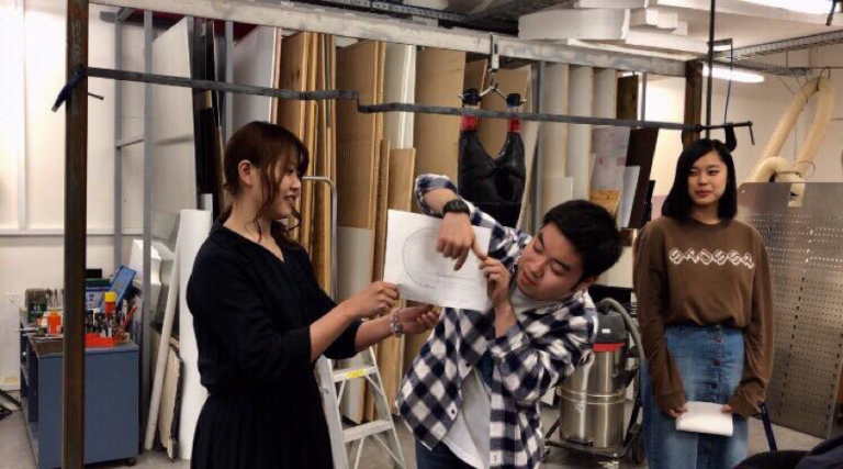 「三次」カーカスの課題解決のプレゼントをしている時の様子