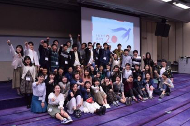 トビタテ高校生コースの同窓会2.0の運営メンバーとの集合写真