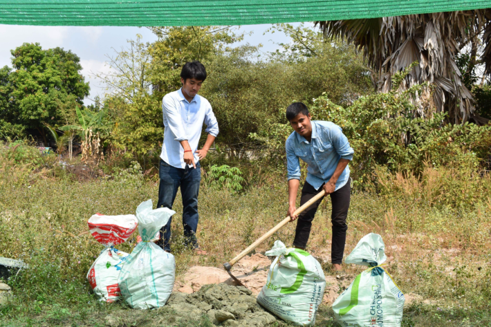 カンボジアでの農作業風景